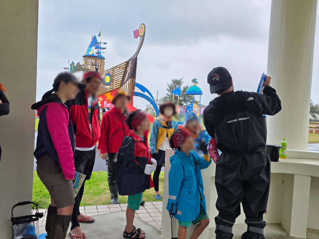 ウミウシの探し方や磯での注意点の説明風景